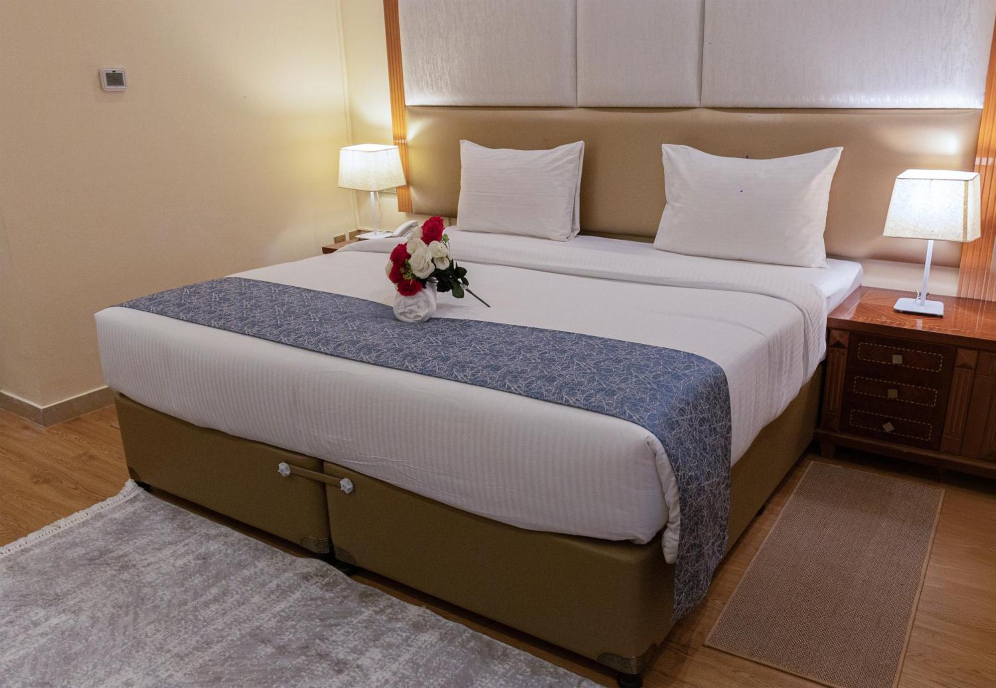 Vendome Plaza Hotel Дубай Экстерьер фото
